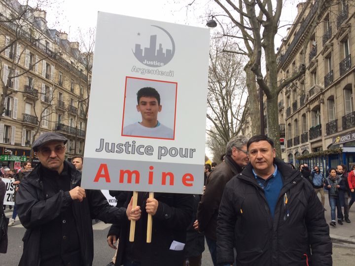 Mustapha, le père d'Amine (à droite), dimanche 19 mars 2017 à Paris. (VIOLAINE JAUSSENT / FRANCEINFO)