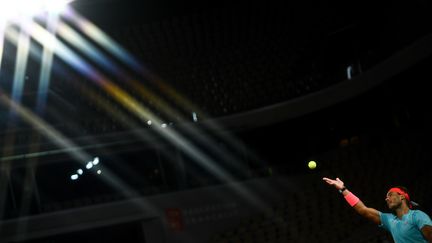 L'Espagnol Rafael Nadal lors du quart de finale contre l'Italien Jannik Sinner à Roland Garros, le 6 octobre 2020. (MARTIN BUREAU / AFP)