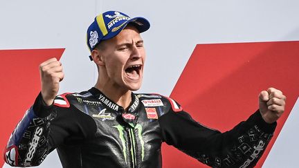 Sur le podium de Misano (Italie), Fabio Quartararo exulte après son titre de Champion du Monde, le premier pour un pilote français. (ANDREAS SOLARO / AFP)