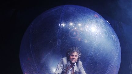 Le chanteur des Flaming Lips, Wayne Coyne, est familier des bulles gonflables dans lesquelles il roule sur la foule de ses concerts depuis 2004. Ici à Byron Bay en Australie en 2009. (MARK METCALFE / GETTY IMAGES ASIAPAC)