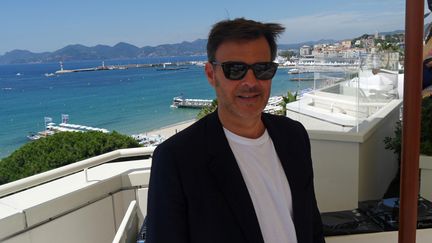 Le rréalisateur François Ozon le 6 juillet 2021 sur la terrasse Albane à Cannes. (LCA / FRANCEINFO CULTURE)