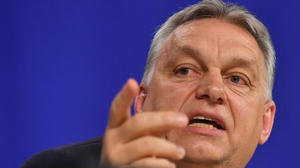 Le Premier ministre hongrois&nbsp;Victor Orban, en conférence de presse, à Bruxelles (Belgique), le 20 mars 2022. (EMMANUEL DUNAND / AFP)