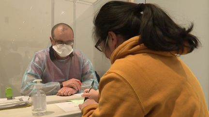 Le samedi 15 janvier, les pass sanitaires seront désactivés si vous n’avez pas fait votre dose de rappel du vaccin&nbsp;anti-Covid-19. (FRANCE 2)