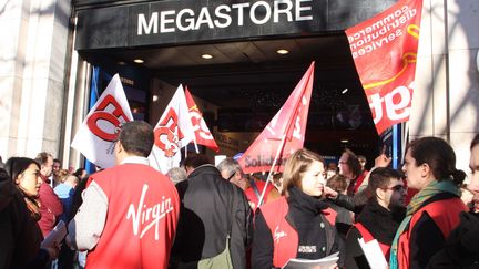 Des salari&eacute;s et des repr&eacute;sentants syndicaux manifestent devant le magasin Virgin Megastore des Champs-Elys&eacute;es, &agrave; Paris, samedi 29 d&eacute;cembre 2012.&nbsp; (SEVGI / SIPA)