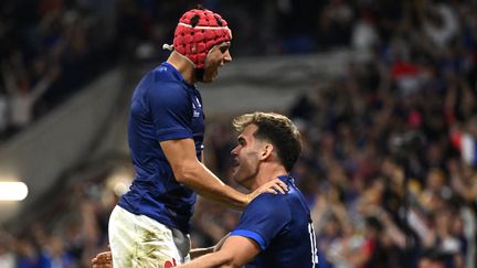 La joie de Louis Bielle-Biarrey et Damian Penaud face à l'Italie, à Lyon, le 6 octobre 2023. (SEBASTIEN BOZON / AFP)