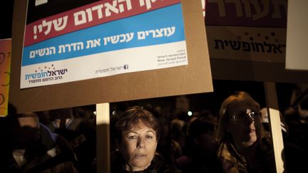 Une manifestation de femmes protestant contre la ségrégation dont elles sont victimes, en décembre 2011, à Beit Shemesh.&nbsp; (MENAHEM KAHANA / AFP)