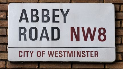 La plaque de la rue Abbey Road, dans le nord de Londres, créée par le designer&nbsp;Misha Black en 1967. (CARL DE SOUZA / AFP)