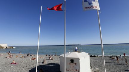 Un poste de secours sur la Promenade des Anglais, &agrave; Nice (Alpes-Maritimes), le 29 juillet 2013. (VALERY HACHE / AFP)