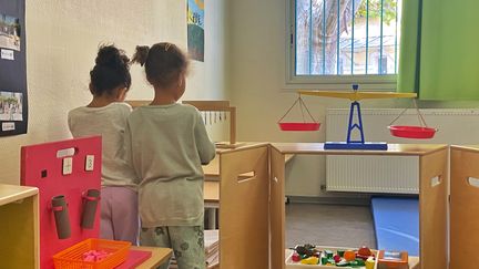 Thaïs et Marie, élèves en classe de grande section à l'école maternelle Menpenti, à Marseille (Bouches-du-Rhône), le 20 septembre 2022.&nbsp; (RACHEL RODRIGUES / FRANCEINFO)