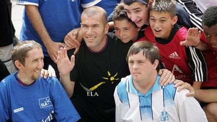 ZInedine Zidane entouré d'enfants pour un match de foot à Marseille en 2007 (AFP Michel Gangne)