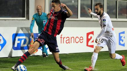 Le joueur du Gazélec Coeff a pourtant tout tenté face à Guingamp... (PASCAL POCHARD CASABIANCA / AFP)