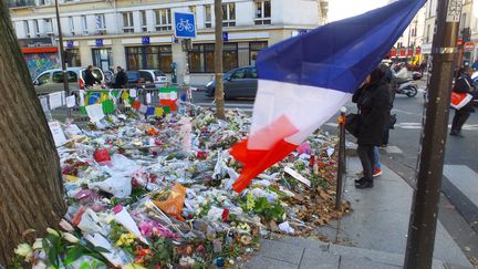 Des fleurs en hommage aux victimes des attentats du 13-Novembre, devant le Bataclan, à Paris, le 28 novembre 2015. (OLIVIER BÉNIS / FRANCE-INTER)