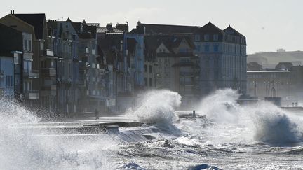 La tempête Dudley sur le front de mer de Wimereux (Pas-de-Calais), le 17 février 2022. (DENIS CHARLET / AFP)