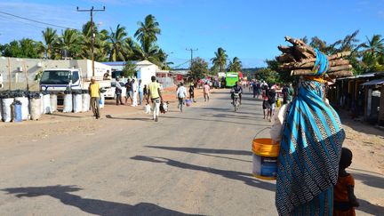 Dans les rues de Macomia, dans la province de Cabo Delgado, le 11 juin 2018. (EMIDIO JOSINE / AFP)