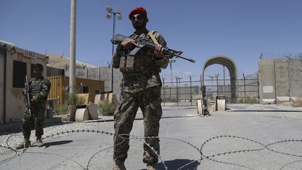 Un soldat de l'armée nationale&nbsp;afghane (ANA) patrouille devant la base aérienne de Bagram le 2 juillet 2021. (ZAKERIA HASHIMI / AFP)