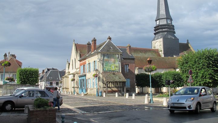 L'&eacute;glise de M&eacute;ru, en plein c&oelig;ur de la petite bourgade picarde. (BASTIEN HUGUES / FTVI)