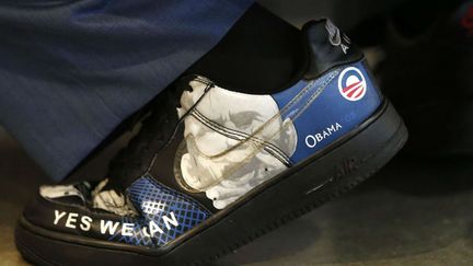 De la t&ecirc;te aux pieds, le d&eacute;mocrate crie son amour pour Barack Obama. (JAE C. HONG / AP / SIPA)