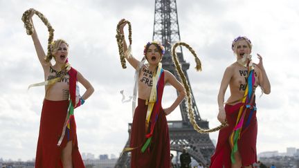 Trois membres des Femen, le mouvement f&eacute;ministe accus&eacute; par le d&eacute;put&eacute; UMP Georges Fenech d'&ecirc;tre une secte, photographi&eacute;es &agrave; Paris le 25 f&eacute;vrier 2014. (ALAIN JOCARD / AFP)