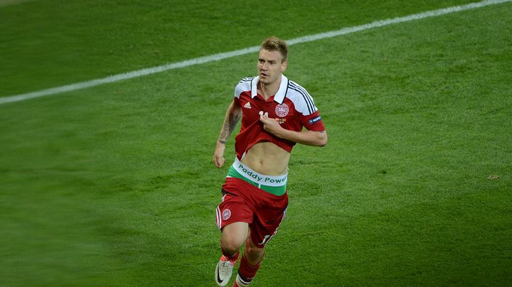 Nicklas Bendtner c&eacute;l&egrave;bre son but contre le Portugal, le 13 juin &agrave; Lviv (Pologne) (ANNE-CHRISTINE POUJOULAT / AFP)