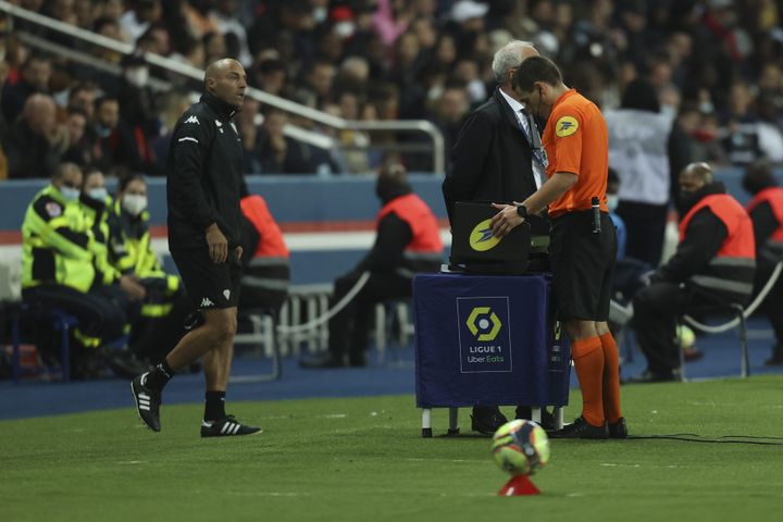 Lors de la rencontre PSG-Angers, vendredi 15 octobre, Monsieur Dechepy a accordé un pénalty litigieux après l'intervention de la VAR. (SEBASTIEN MUYLAERT / MAXPPP)