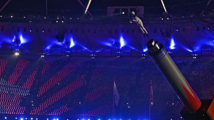 Ce n'est pas (encore) une discipline olympique mais un homme canon &eacute;tait pr&eacute;sent dans le stade ce soir. (ADRIAN DENNIS / AFP)