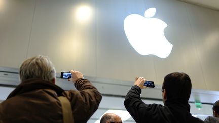 Des clients lors de l'ouverture d'un Apple store &agrave;&nbsp;Saint-Herblain (Loire-Atlantique), le 15 novembre 2012. (JEAN-SEBASTIEN EVRARD / AFP)