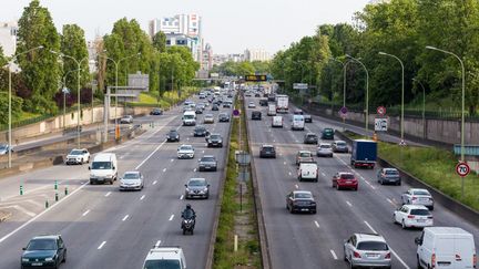 Des voitures circulent sur le périphérique à Paris, le 13 mai 2020. (AMAURY CORNU / HANS LUCAS / AFPa)