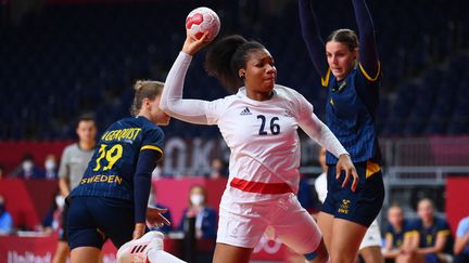 Pauletta Foppa avec l'équipe de France de handball aux Jeux Olympiques de Tokyo contre la Suède le 6&nbsp;août 2021. (FRANCK FIFE / AFP)