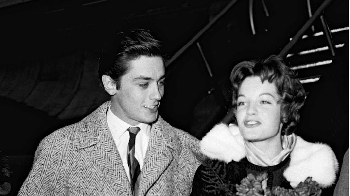 La première rencontre entre Alain Delon et Romy Schneider, à l'aéroport d'Orly, le 1er novembre 1958. (DALMAS / SIPA)