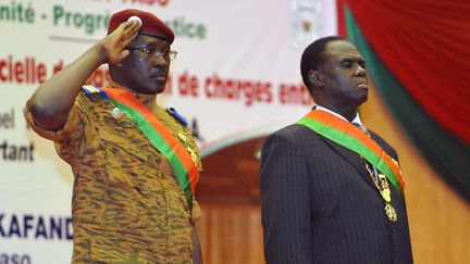 Le pr&eacute;sident par int&eacute;rim du Burkina Faso, Michel Kafando (&agrave; droite) et le Premier ministre Isaac Zida, lors de l'intronisation du chef de l'Etat, le 21 novembre 2014, &agrave; Ouagadougou. (SIA KAMBOU / AFP)