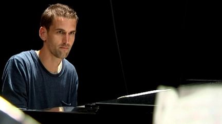 Le compositeur Nicolas Granelet au piano pour Origins Group.
 (France 3 / Culturebox)