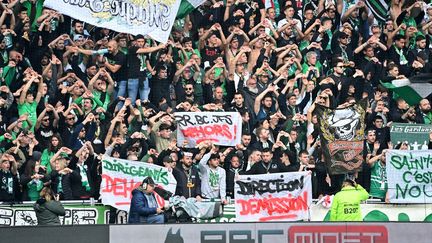 Des supporters stéphanois lors du match entre l'AS Saint-Étienne et Rodez pour la 15e journée du championnat de Ligue 2 de football, le 12 novembre 2022.&nbsp; (RÉMY PERRIN / MAXPPP)