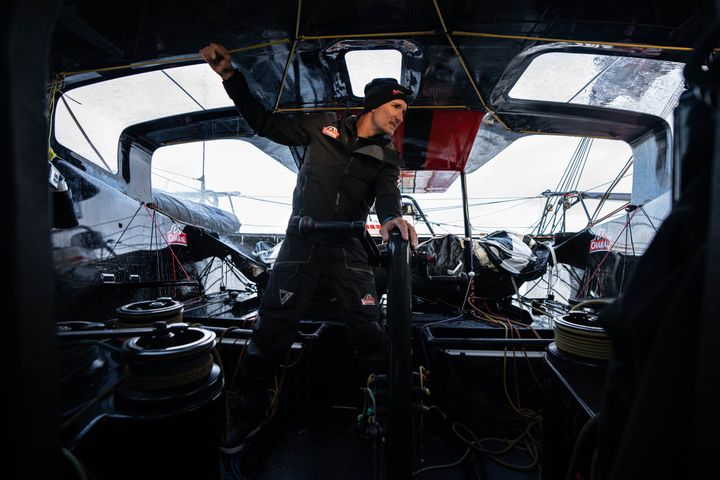 Jérémie Beyou à l'abri dans son Imoca, Charal, avant le départ de la Route du Rhum 2022. (MAXIME MERGALET / CHARAL)