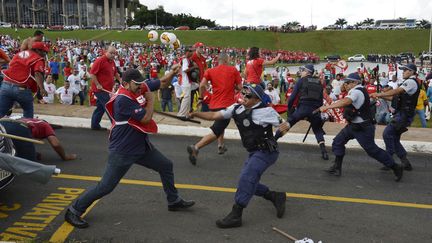 Quelque 2000 manifestants selon la police (6000 selon les syndicalistes) ont essay&eacute; d'entrer dans le Parlement de Brasilia le 7 avril 2015. (REUTERS)