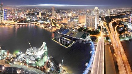 Marina Bay, le cœur historique de Singapour, est la baie formée devant l'embouchure de la rivière Singapour.

En 2010, les deux casinos réalisent un chiffre d’affaires de 5,1 milliards de dollars.

Si Frank Fahrenkopf, président de l'Association américaine des jeux, annonce que ce chiffre pourrait atteindre 6,4 milliards en 2011, la société de consulting Pricewaterhouse Coopers Singapour table, elle, sur 8,3 milliards d'ici à 2014. (AFP/Alphonsus Chern)