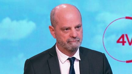 Jean-Michel Blanquer, ministre de l'Éducation nationale, était l'invité des "4V" sur France 2, vendredi 15 avril.&nbsp; (CAPTURE ECRAN FRANCE 2)