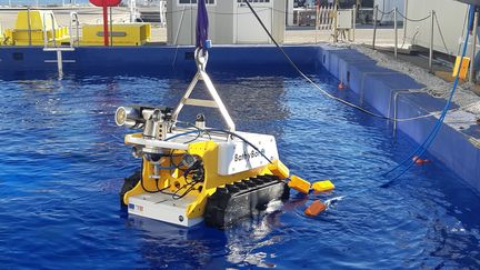 Le robot sous-marin Bathybot va&nbsp;rester à 2&nbsp;400 m de profondeur pendant plusieurs années. (ETIENNE MONIN / RADIO FRANCE)