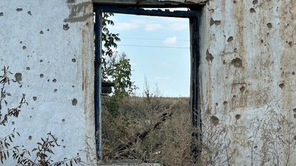 Une maison dévastée à Bilohirka, dans la région de Kherson le 13 septembre 2023. (SVITLANA HORIEVA / ANADOLU AGENCY / AFP)