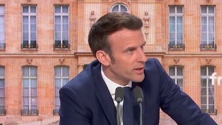 Emmanuel Macron et Marine Le Pen préparent depuis plusieurs jours le débat de l'entre-deux-tours, qui les opposera dès 21 heures, mercredi 20 avril. L'un et l'autre ont cherché les meilleurs angles d'attaque afin de déstabiliser leur adversaire. (FRANCE 2)