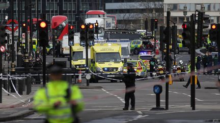 Des policiers bouclent le pont de Westminster à Londres, le 22 mars 2017. (DANIEL LEAL-OLIVAS / AFP)