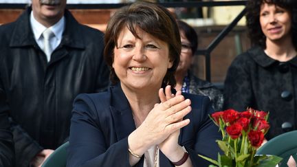 La maire PS de Lille, Martine Aubry, applaudit les candidats socialistes aux &eacute;lections d&eacute;partementales &agrave; Anzin (Nord), le 18 mars 2015.&nbsp; (MAXPPP)