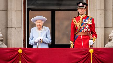 Elizabeth II et Edward, duc de Kent, au balcon de&nbsp;Buckingham Palace, lors des célébrations du jubilé de la reine, à Londres, le 2 juin 2022. (AARON CHOWN / AFP)