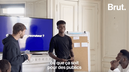 Placés en foyer ou en famille d'accueil par l'aide sociale à l'enfance, ces jeunes se retrouvent souvent seuls, sans repères et démunis devant leur entrée dans les études ou sur le marché du travail. Clément, Gabriel et tous les membres de l'association Les Ombres les accompagnent par des formations pour mettre toutes les chances de leur côté. On a assisté à un atelier.