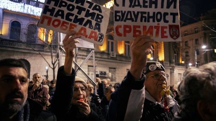 Opponents of President Aleksandar Vucic and his party demonstrate on December 26, 2023 in Belgrade (Serbia).  (VLADIMIR ZIVOJINOVIC / AFP)