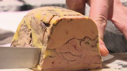 La prise de position de la maire de Strasbourg&nbsp;(Bas-Rhin)&nbsp;suscite le débat.&nbsp;L'écologiste a décidé que la municipalité se privera, lors des cérémonies et&nbsp;réceptions&nbsp;de fin d'année, de foie gras au nom du bien-être animal. (FRANCE 2)