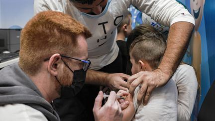 Un enfant vacciné contre le Covid-19 à Jerusalem (Israël), le 23 novembre 2021. (MENAHEM KAHANA / AFP)