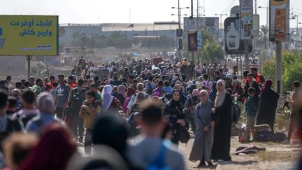 Des habitants de la ville de Gaza fuient vers le sud de l'enclave palestinienne, le 9 novembre 2023. (MOHAMMAD ZANOUN / MIDDLE EAST IMAGES / AFP)