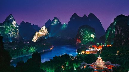 chorégraphié pour les touristes par le célèbre réalisateur Zhang Yimou, dans le somptueux cadre naturel de Guilin, au Guangxi.
 

 
 
  ( Chen Bixin)