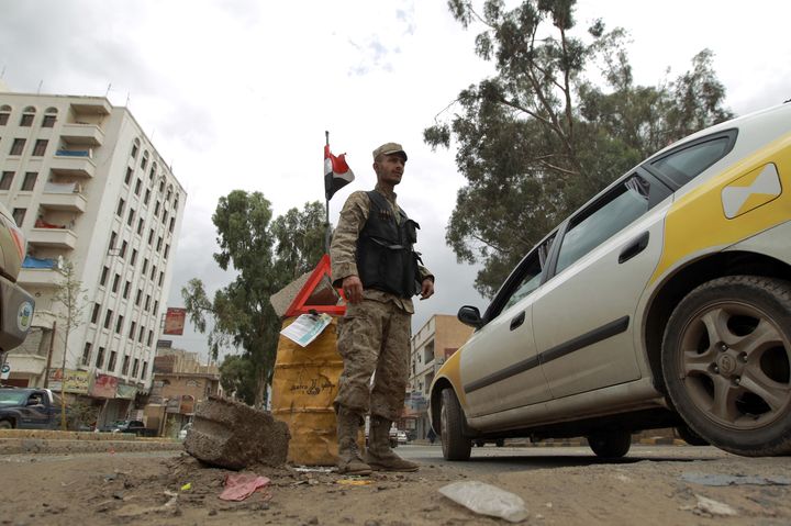 Un policier y&eacute;m&eacute;nite monte la garde &agrave; un checkpoint, le 3 ao&ucirc;t 2013 &agrave; Sanaa (Y&eacute;men). (MOHAMMED HUWAIS / AFP)