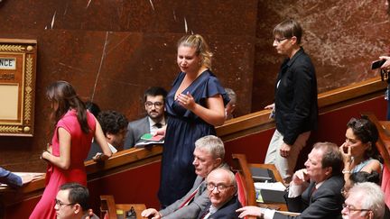 Mathilde Panot, présidente du groupe La France Insoumise à l'Assemblée nationale, quitte l'hémicycle, mardi 2 août.&nbsp; (PH LAVIEILLE / MAXPPP)